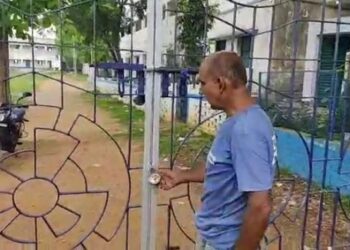 বেতন না পেয়ে স্কুলের শিক্ষকদের তালবন্দী করে রাখলেন মিডডে মিলের কর্মীরা