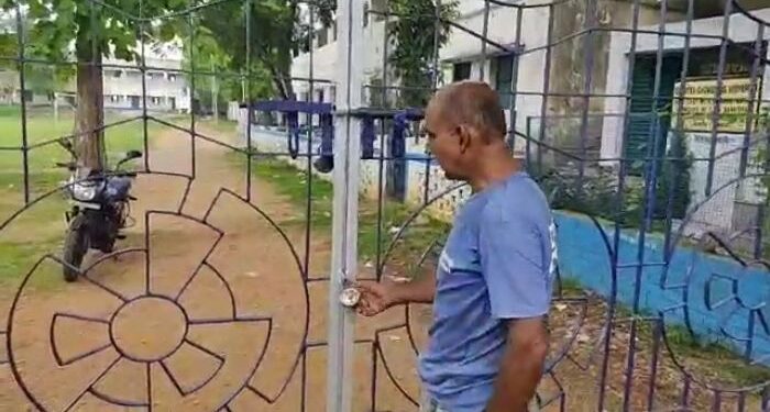 বেতন না পেয়ে স্কুলের শিক্ষকদের তালবন্দী করে রাখলেন মিডডে মিলের কর্মীরা