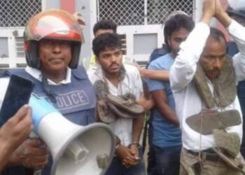 বাংলাদেশে হিন্দু কলেজ অধ্যক্ষকে জুতোর মালা পড়িয়ে ঘোরালো ধর্মান্ধ মুসলিমরা