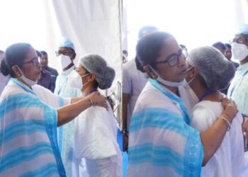 রেণু খাতুনকে বুকে জড়িয়ে ধরে মুখ্যমন্ত্রী জানিয়ে দিলেন আমরা তোমার পাশে আছি