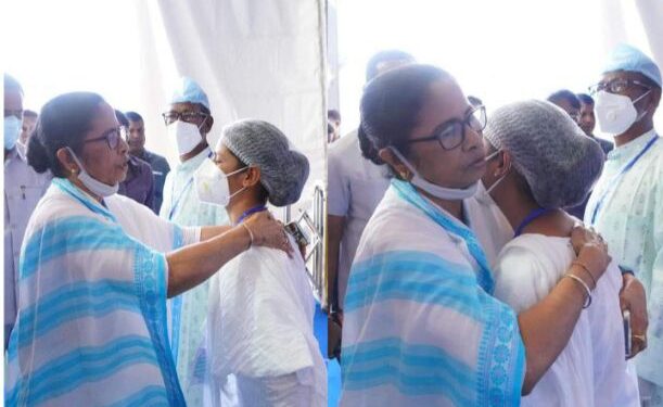 রেণু খাতুনকে বুকে জড়িয়ে ধরে মুখ্যমন্ত্রী জানিয়ে দিলেন আমরা তোমার পাশে আছি