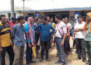 দুধের দাম নিয়ে অসন্তোষের জেরে বিষ্ণুপুর ডেয়ারি প্লান্টে বিক্ষোভ গোপালকদের