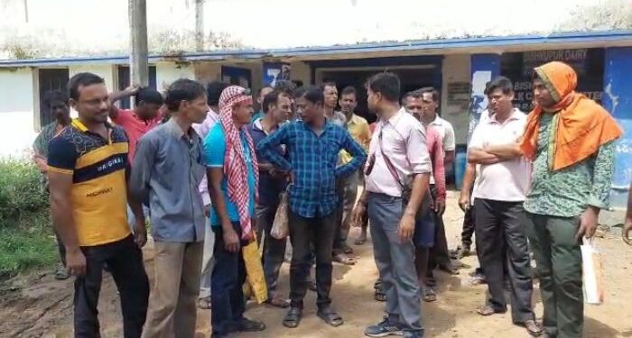 দুধের দাম নিয়ে অসন্তোষের জেরে বিষ্ণুপুর ডেয়ারি প্লান্টে বিক্ষোভ গোপালকদের