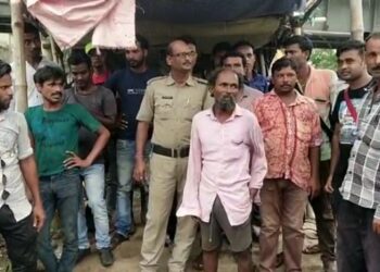 চোর সন্দেহে এক ব্যক্তিকে দড়ি দিয়ে খুঁটির সাথে বেঁধে রাখলো টোটো চালকরা