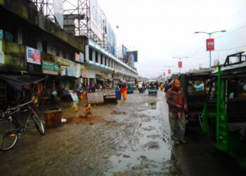 বৃষ্টিতে জনজীবন বিপর্যস্ত দক্ষিণ দিনাজপুরে