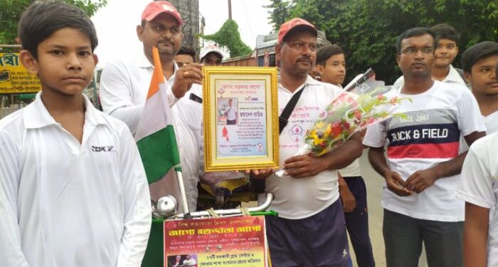 স্বেচ্ছায় রক্তদানের আহ্বানে গুসকরায় এলেন হুগলির যুবক