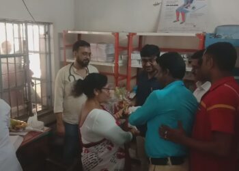 চিকিৎসক দিবসে গুসকরা হাসপাতালের দুই চিকিৎসককে সংবর্ধনা জানালো শাসকদল