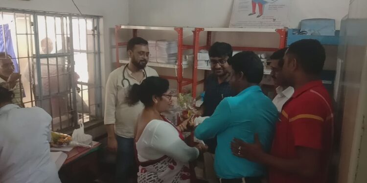 চিকিৎসক দিবসে গুসকরা হাসপাতালের দুই চিকিৎসককে সংবর্ধনা জানালো শাসকদল