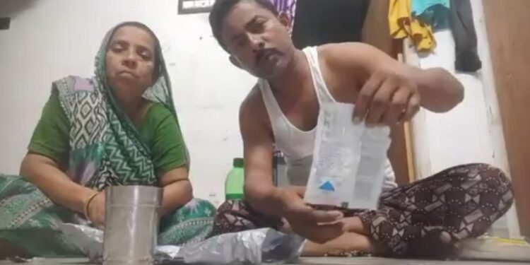 প্রতিবেশীর বাড়ি নির্মান নিয়ে অশান্তি, ঈদের দিনে ফেসবুক লাইভে বিষপান করে আত্মহত্যার চেষ্টা করলেন সাংবাদিক ও তাঁর মা