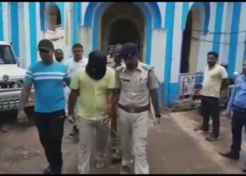 মদ খেয়ে মৃত্যুর ঘটনা, হোটেল মালিককে গ্রেপ্তার করে হেপাজতে নিল পুলিশ