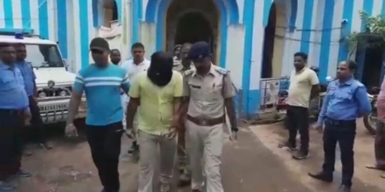 মদ খেয়ে মৃত্যুর ঘটনা, হোটেল মালিককে গ্রেপ্তার করে হেপাজতে নিল পুলিশ