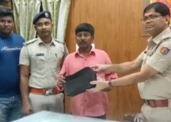 বালুরঘাট থানার পুলিশের তৎপরতায় টাকা ও নথিপত্র ভর্তি ব্যাগ ফেরত পেলেন ব্যবসায়ী