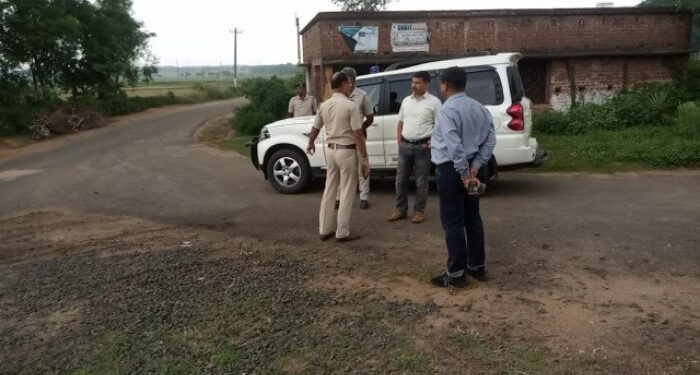 আউশগ্রামে বধুকে মাঠের মধ্যে তুলে নিয়ে গিয়ে গনধর্ষণের অভিযোগ, গ্রেফতার ৩