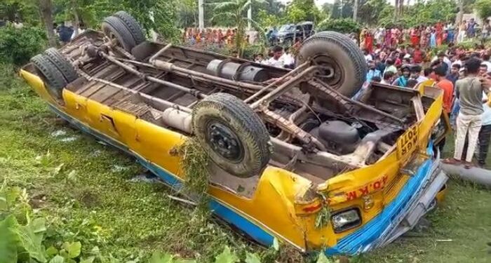 মালদায় স্কুল বাস উলটে জখম ৩০ পড়ুয়া