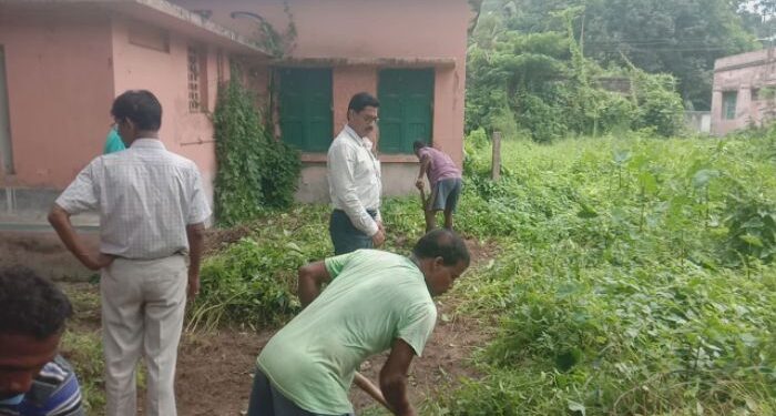 গুসকরা হাসপাতাল চত্বর পরিষ্কার করতে উদ্যোগী হল পুরসভা