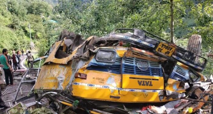 হিমাচল প্রদেশের স্কুল বাস দুর্ঘটনায় ১৬ জনের মৃত্যু