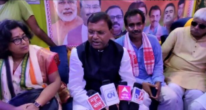 “মুখ্যমন্ত্রীর কালিঘাটের বাড়িতে নিরাপত্তায় বড়সড় গাফিলতি ছিল বলেই অজ্ঞাত পরিচয় ব্যক্তি ঢুকে যেতে পেরেছে”- বললেন কেন্দ্রীয় অর্থ প্রতিমন্ত্রী