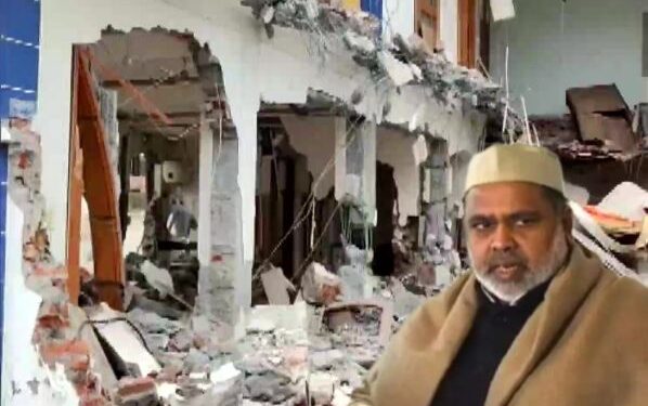 মায়াবতীর দলের প্রাক্তন এমএলসি হাজী ইকবালের বাড়িতে বুলডোজার দিয়ে গুঁড়িয়ে দিল যোগী সরকার