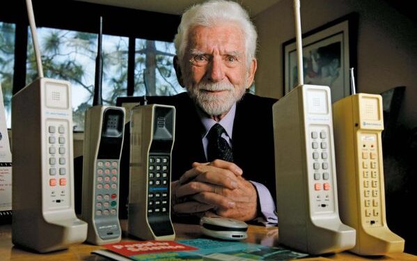 “জীবনকে উপভোগ করতে মোবাইল ব্যাবহার কমান”- পরামর্শ খোদ মোবাইল আবিষ্কারকের