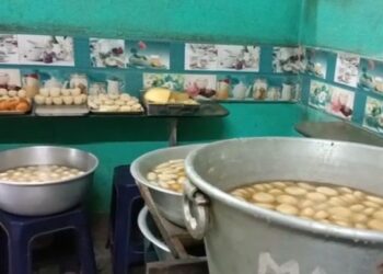 দোকানের ক্যাশবাক্স ফাঁকা কেন? রাগে মিষ্টি ভর্তি গামলায় সাবানগুঁড়ো মিশিয়ে পালালো চোরের দল