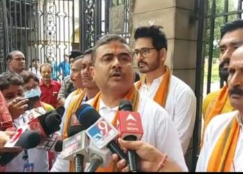 “কুলাঙ্গার সাংসদ” মহুয়া মৈত্রের বিরুদ্ধে বিরুদ্ধে কোর্ট যাওয়ার হুঁশিয়ারি শুভেন্দু অধিকারীর