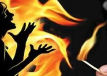ডিভোর্স চাওয়ায় স্ত্রীর গায়ে পেট্রোল ঢেলে আগুন ধরিয়ে দিল স্বামী
