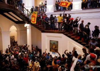 কারফিউ জারি করে রোখা গেল না বিক্ষোভ, শ্রীলঙ্কার প্রেসিডেন্টের সরকারি বাসভবনে ঢুকে পড়ল বিক্ষোভকারীরা