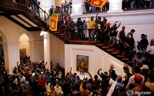 কারফিউ জারি করে রোখা গেল না বিক্ষোভ, শ্রীলঙ্কার প্রেসিডেন্টের সরকারি বাসভবনে ঢুকে পড়ল বিক্ষোভকারীরা