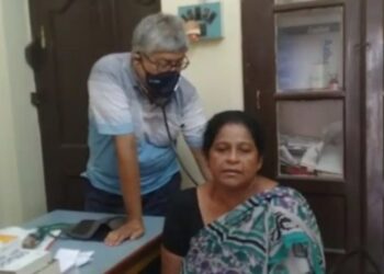 রোগীদের সুস্থ করে তাঁদের হাঁসি মুখ দেখেই তৃপ্ত হন ২০ টা ফিজের গরিবের ডাক্তার গীষ্পতি চক্রবর্তী