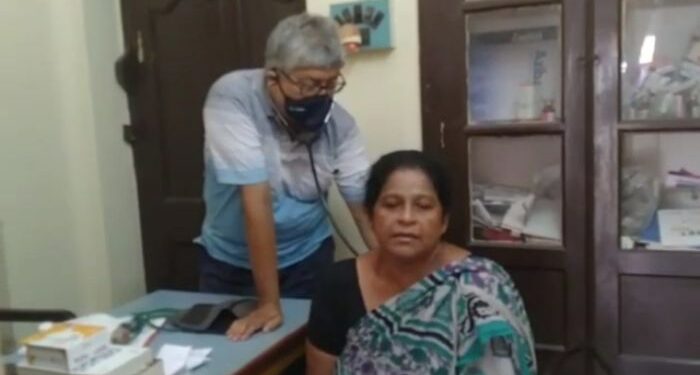 রোগীদের সুস্থ করে তাঁদের হাঁসি মুখ দেখেই তৃপ্ত হন ২০ টা ফিজের গরিবের ডাক্তার গীষ্পতি চক্রবর্তী