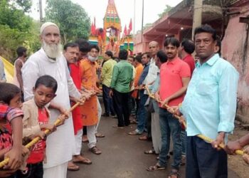 রাধাকৃষ্ণ ও গোপালকে মন্দিরে পৌছে দিতে রথের রশিতে টান দিলেন হিন্দু ও মুসলিম উভয় সম্প্রদায়ের মানুষ