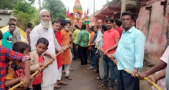 রাধাকৃষ্ণ ও গোপালকে মন্দিরে পৌছে দিতে রথের রশিতে টান দিলেন হিন্দু ও মুসলিম উভয় সম্প্রদায়ের মানুষ