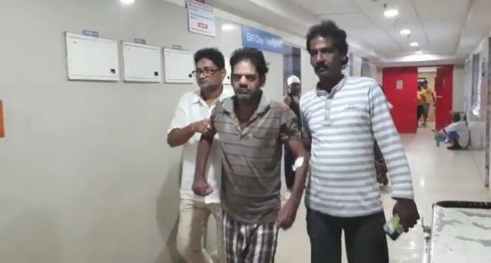 পা পিছলে ৪২ ফুট গভীর কুয়োতে প্রৌঢ়, দু’ঘন্টার চেষ্টায় উদ্ধার করল দমকলবাহিনী