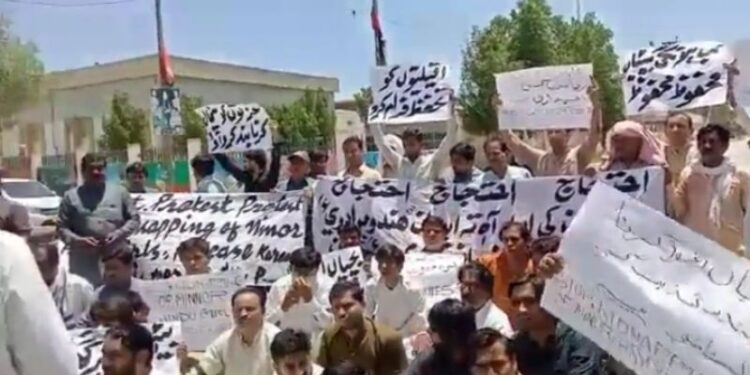 পাকিস্থানে ১৬ বছরের হিন্দু কিশোরীকে অপহরণের পর ধর্মান্তরিত করে মুসলিম ব্যক্তির সঙ্গে বিয়ে দেওয়ার অভিযোগ