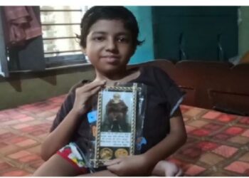 শারীরিক অসুস্থতার মধ্যেও আবৃত্তিতে জাতীয় স্তরের পুরস্কার জয় করল খুদে কন্যা ঐন্দ্রিলা