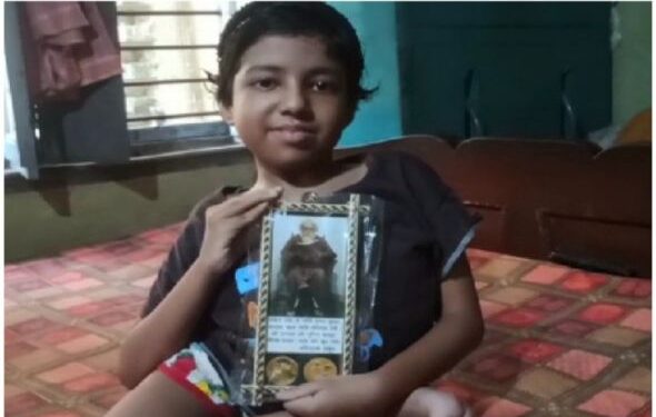 শারীরিক অসুস্থতার মধ্যেও আবৃত্তিতে জাতীয় স্তরের পুরস্কার জয় করল খুদে কন্যা ঐন্দ্রিলা