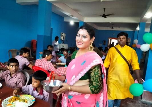 বিশেষ চাহিদা সম্পন্ন শিশুদের নিয়ে একমাত্র সন্তানের জন্মদিন পালন করলেন হাওড়ার দম্পতি