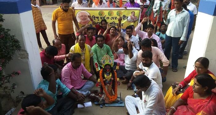 মহুয়া মৈত্রকে গ্রেপ্তারের দাবিতে কালি প্রতিমা নিয়ে থানায় বিক্ষোভ বিজেপির