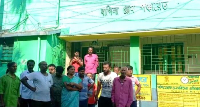 বুস্টার ডেজের টোকেন বিলি নিয়ে দুর্নীতির অভিযোগ, পঞ্চায়েত অফিসে বিক্ষোভ