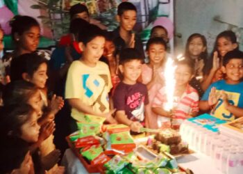 অসহায় শিশুদের সঙ্গে সন্তানের জন্মদিন পালন করলেন দমদমের দম্পতি