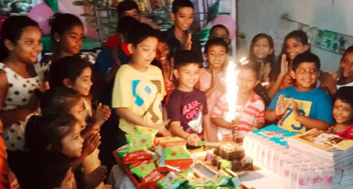 অসহায় শিশুদের সঙ্গে সন্তানের জন্মদিন পালন করলেন দমদমের দম্পতি