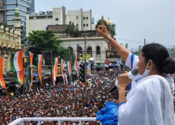 দলের নেতাকর্মীদের সৎ, সংস্কারী ও  সর্বহারা ভাবমূর্তির হওয়ার পরামর্শ দিলেন মমতা