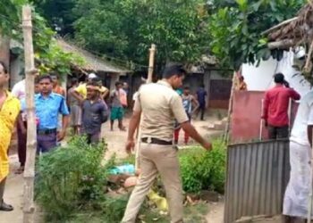 ঠাকুর ঘরে ফুল জল দেওয়া নিয়ে অশান্তি, ভ্রাতৃবধুর গলায় ছুরির কোপ বসিয়ে বেপাত্তা ভাসুর