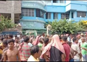 পঞ্চায়েতের দেওয়া খাবার খেয়ে অসুস্থ পড়ুয়ারা, ঘটনায় ক্ষিপ্ত অবিভাবকদের পঞ্চায়েত অফিস ভাঙচুর