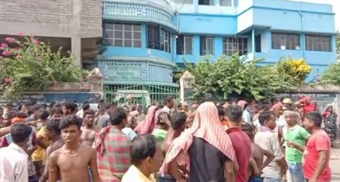 পঞ্চায়েতের দেওয়া খাবার খেয়ে অসুস্থ পড়ুয়ারা, ঘটনায় ক্ষিপ্ত অবিভাবকদের পঞ্চায়েত অফিস ভাঙচুর