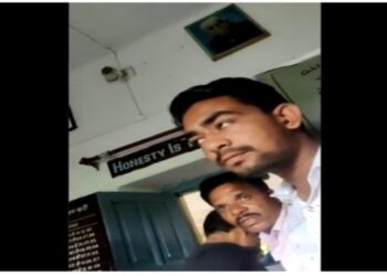 স্কুলে সংস্কৃতের পরিবর্তে উর্দুকে তৃতীয় ভাষা হিসেবে অন্তর্ভুক্ত না করলে তালা ঝোলানোর হুঁশিয়ারি