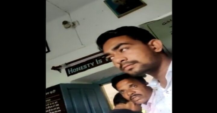 স্কুলে সংস্কৃতের পরিবর্তে উর্দুকে তৃতীয় ভাষা হিসেবে অন্তর্ভুক্ত না করলে তালা ঝোলানোর হুঁশিয়ারি