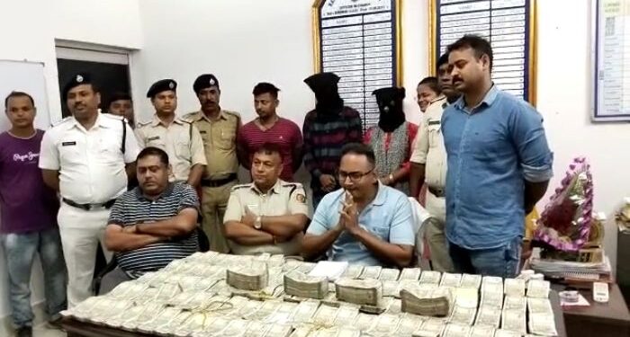 প্রেমিকের সঙ্গে পরিকল্পনা করে ব্যবসায়ী স্বামীর ৭৫ লক্ষ টাকা আর গহনা হাপিশ করেছিলেন বধু, উদ্ধার করল রানীগঞ্জ থানার পুলিশ