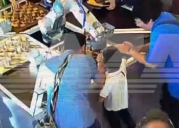 শিশু দাবাড়ুর ঘনঘন চাল মেনে নিতে না পেরে আঙুল ভেঙে দিল দাবাড়ু রোবট