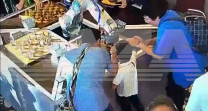 শিশু দাবাড়ুর ঘনঘন চাল মেনে নিতে না পেরে আঙুল ভেঙে দিল দাবাড়ু রোবট